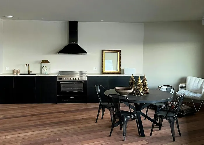 Top-floor Flat By The Harbour In Leilighet